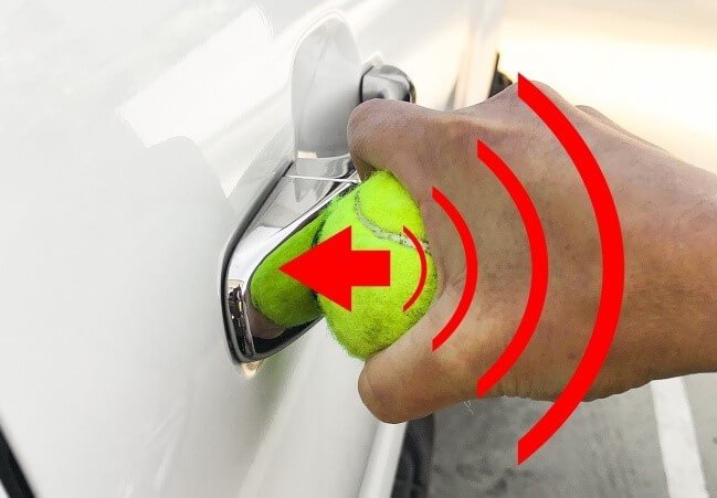Tuyệt chiêu mở cửa xe hơi khi bỏ quên chìa khóa 1